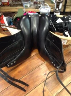 CWD SEO5 2017 Dressage Saddle - 18" -For the Horse Store IMG 4435