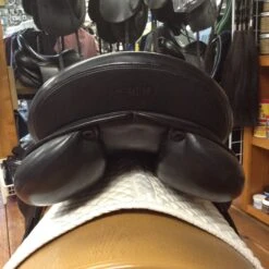 Prestige Dressage Saddle - 18" -For the Horse Store IMG 4795